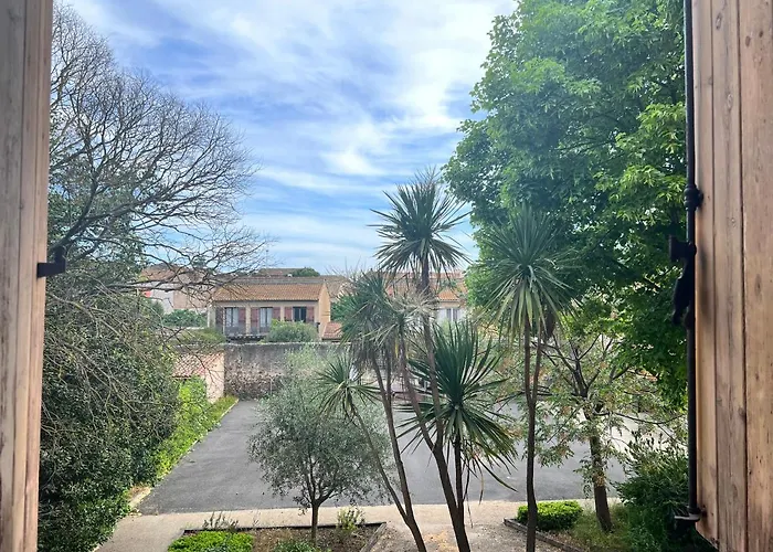 Cote Jardin Est Un Spacieux Et Lumineux T3, Entierement Renove, A 2 Pas De L\'Herault Et A 10Min Du Bord De Mer Proche Du Centre Historique Et Du Fabuleux Chateau Laurens, Vous Apprecierez Le Calme De Sa Belle Terrasse Et La Vue Superbe Sur Le Jardin