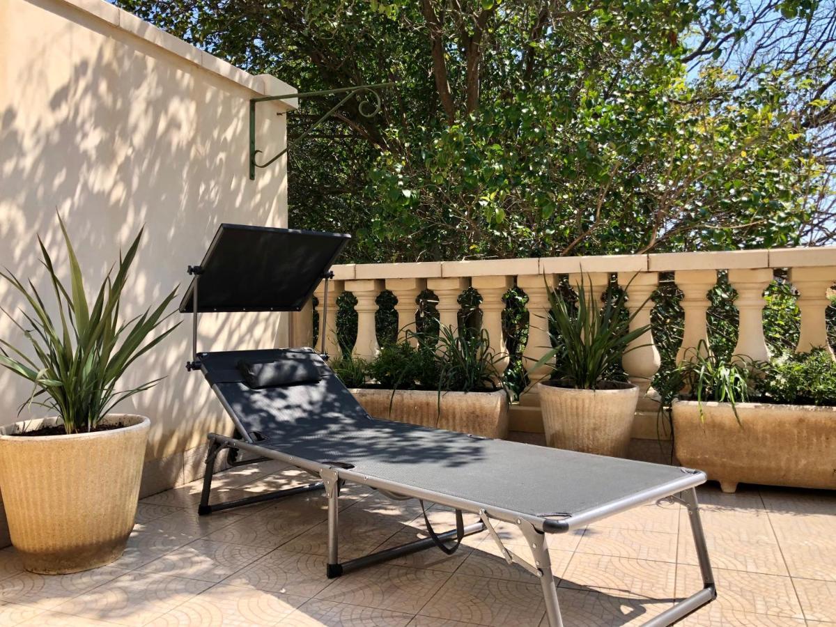 Appartement Cote Jardin Est Un Spacieux Et Lumineux T3, Entierement Renove, A 2 Pas De L'herault Et A 10min Du Bord De Proche Du Centre Historique Et Du Fabuleux Chateau Laurens, Vous Apprecierez Le Calme De Sa Belle Terrasse Et La Vue Superbe Sur Le Jardin Agde