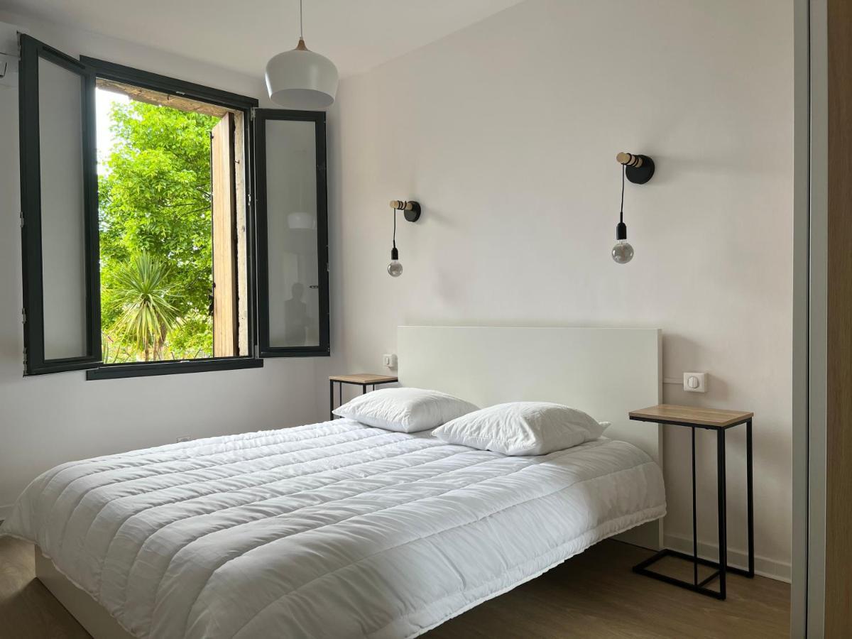 Cote Jardin Est Un Spacieux Et Lumineux T3, Entierement Renove, A 2 Pas De L'herault Et A 10min Du Bord De Proche Du Centre Historique Et Du Fabuleux Chateau Laurens, Vous Apprecierez Le Calme De Sa Belle Terrasse Et La Vue Superbe Sur Le Jardin Appartement