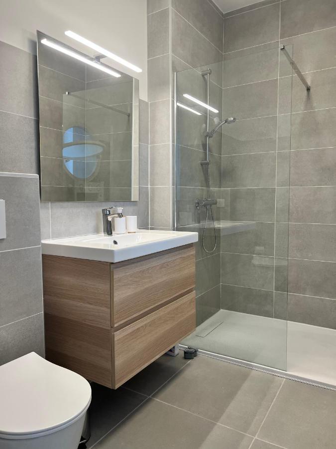 Apartment Cote Jardin Est Un Spacieux Et Lumineux T3, Entierement Renove, A 2 Pas De L'herault Et A 10min Du Bord De Proche Du Centre Historique Et Du Fabuleux Chateau Laurens, Vous Apprecierez Le Calme De Sa Belle Terrasse Et La Vue Superbe Sur Le Jardin
